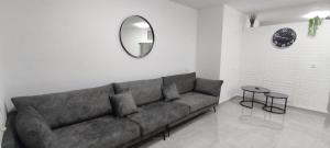 a living room with a couch and a mirror at דירת נופש in Rekhasim
