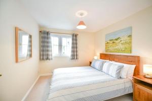 a bedroom with a large bed in a room at Fabulous Flat in Stirling
