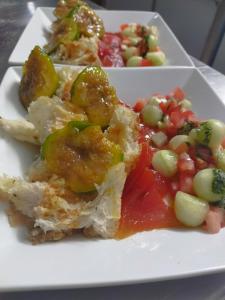 un plato blanco de comida con verduras y carne en Tenuta del Savonisco, en Picinisco