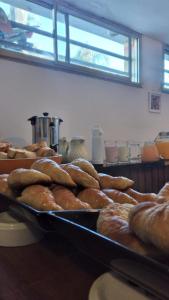 un montón de bagels sentados en una mesa en Che Neco en Necochea