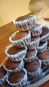 una pila di muffin al cioccolato in involucri di carta di Che Neco a Necochea