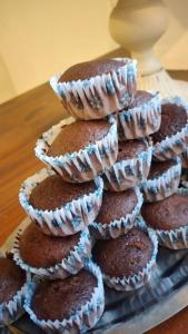 ein Stapel Schokoladenmuffins in Papierverpackungen in der Unterkunft Che Neco in Necochea