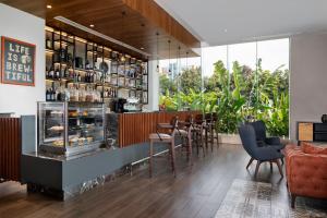 Lounge o bar area sa Four Points by Sheraton Kigali