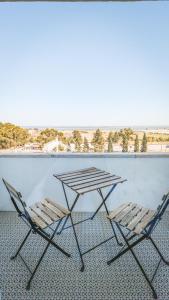 two chairs and a picnic table on a roof at Apartejo River Tagus View in Póvoa de Santa Iria