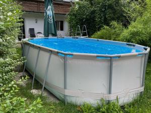 a bath tub in a yard with at Regenbogenhaus in Mayrhofen