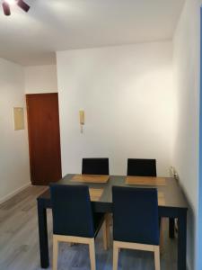 um quarto com uma mesa e duas cadeiras em AtHome - Appart-hotel with private parking em Esch-sur-Alzette