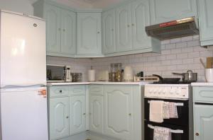 Kitchen o kitchenette sa Entire 3 Bedroom Home With Garden In London