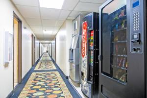 un pasillo de un hospital con máquinas expendedoras en Super 8 by Wyndham Augusta Ft Eisenhower Area, en Augusta