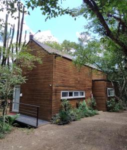 una casa de madera con un banco delante en Vila Nambu - Exclusive Pousada, en Gramado