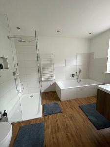 y baño con ducha, bañera y aseo. en Luxury Apartment near Munich Airport - Therme ED - Parking en Berglern