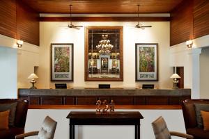 a court room with a mirror and a table at Sheraton Senggigi Beach Resort in Senggigi
