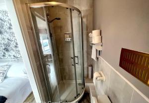 um chuveiro com uma porta de vidro na casa de banho em HighTree House em Cork