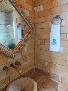 bagno con specchio e servizi igienici di Suite privada frente al mar. a San Silvestre