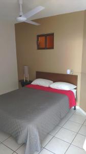 1 dormitorio con 2 camas y techo en Hotel Caracoles Colima, en Colima