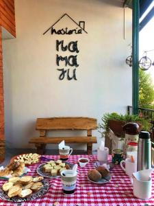 una mesa de picnic con comida en un mantel a cuadros en Hosteria NAMAJU en Puerto Iguazú