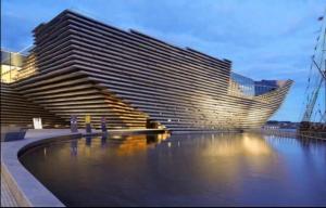 un grande edificio con una piscina d'acqua di fronte ad esso di Quayside 2-Bed Apartment in Dundee a Dundee