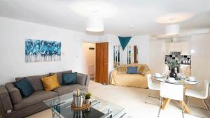 Quayside 2-Bed Apartment in Dundee في دندي: غرفة معيشة مع أريكة وطاولة