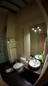 Bilik mandi di Atrium Miraflores Hotel