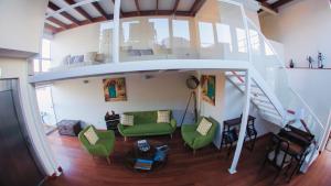 Ruang duduk di Atrium Miraflores Hotel