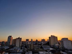 Un horizonte de ciudad al atardecer con edificios altos en Altos del Pampa, en Santa Rosa