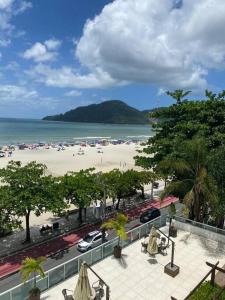 Blick auf den Strand vom Balkon eines Resorts in der Unterkunft Apartamento frente para o mar in Balneário Camboriú