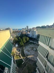 uma vista aérea de uma cidade com edifícios e um pátio em StartApart City Center em Durrës