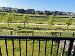uma varanda com vista para um parque com casas em Home away from home em Winnipeg