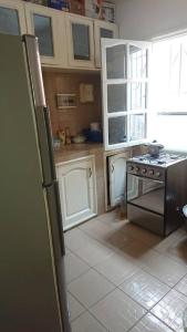 uma cozinha com um fogão e um frigorífico em AUBERGE-NGOMSON em Brazavile