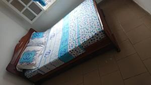 um colchão sentado no chão num quarto em AUBERGE-NGOMSON em Brazavile