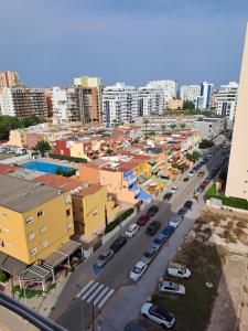 uma vista aérea de uma cidade com edifícios em Playa de poblá farnals em Las Canteras