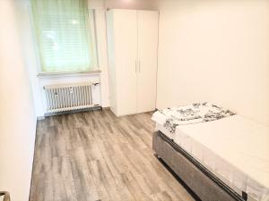Un pat sau paturi într-o cameră la Möblierte 5Zimmer Wohnung