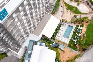 uma vista panorâmica dos edifícios de apartamentos e uma piscina em AC Hotel by Marriott Marseille Prado Vélodrome em Marselha