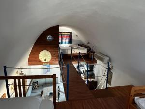 Una escalera de caracol en una habitación con reloj en Sunset view apartment en Oia