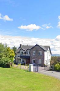 una casa grande en una calle con un patio de césped en HighTree House, en Cork