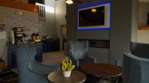 Area lounge atau bar di AmericInn by Wyndham Chippewa Falls