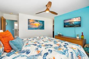 a bedroom with a bed and a ceiling fan at Big Island Keauhou Punahele E202 condo in Kailua-Kona