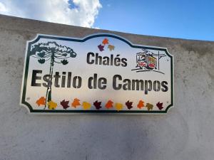 坎普斯杜若爾當的住宿－Chalés Estilo de Campos，建筑物一侧的标志