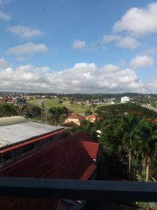 uma vista para uma cidade a partir do telhado de um edifício em Beautiful condo with WIFI and pool near Nuvali em Cavite