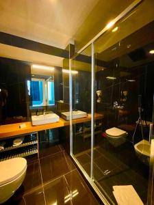 a large bathroom with two sinks and a shower at RESIDENZA 62 in Rome