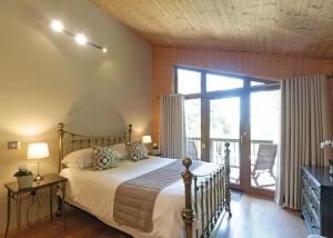 um quarto com uma cama e uma varanda em Springwood Lodges em Harrogate