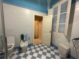 ein Bad mit einem WC und einem Waschbecken in der Unterkunft Casa Vacanze Gallipoli in Gallipoli