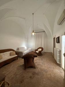 ein Wohnzimmer mit einem Sofa und einem Tisch in der Unterkunft Casa Vacanze Gallipoli in Gallipoli