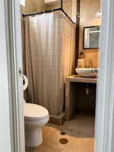 a bathroom with a toilet and a sink at DEPARTAMENTO EN CIPRESES in Urbanizacion Buenos Aires