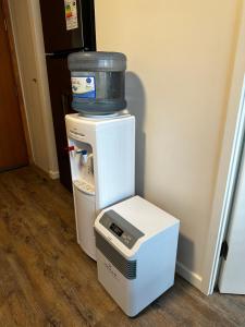 um refrigerador de água com um recipiente em cima dele em Departamento a minutos del centro de Puerto Montt Pelluco alto em Puerto Montt