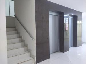 een hal met trappen en liften in een gebouw bij Heart of Lima, Miniapartment Groups, Family, Couples in Lima