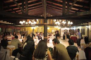 um grupo de pessoas sentadas num salão de banquetes em QUINTA LOREN HOSTERIA em Ambato