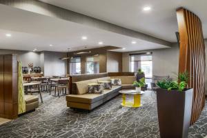 a hotel lobby with a couch and a bar at SpringHill Suites Tempe at Arizona Mills Mall in Tempe