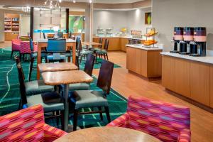 a restaurant with tables and chairs and a bar at SpringHill Suites by Marriott Philadelphia Willow Grove in Willow Grove
