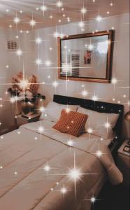 巴塞爾頓的住宿－Private luxurious space，一间卧室配有一张灯光床