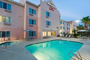 un hôtel avec une piscine en face d'un bâtiment dans l'établissement SpringHill Suites Phoenix North, à Phoenix